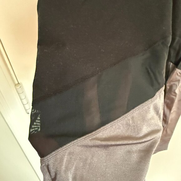 Fabletics XL Capri-Length PowerHold Leggings with Reflective Silver and Mesh - Picture 2 of 2